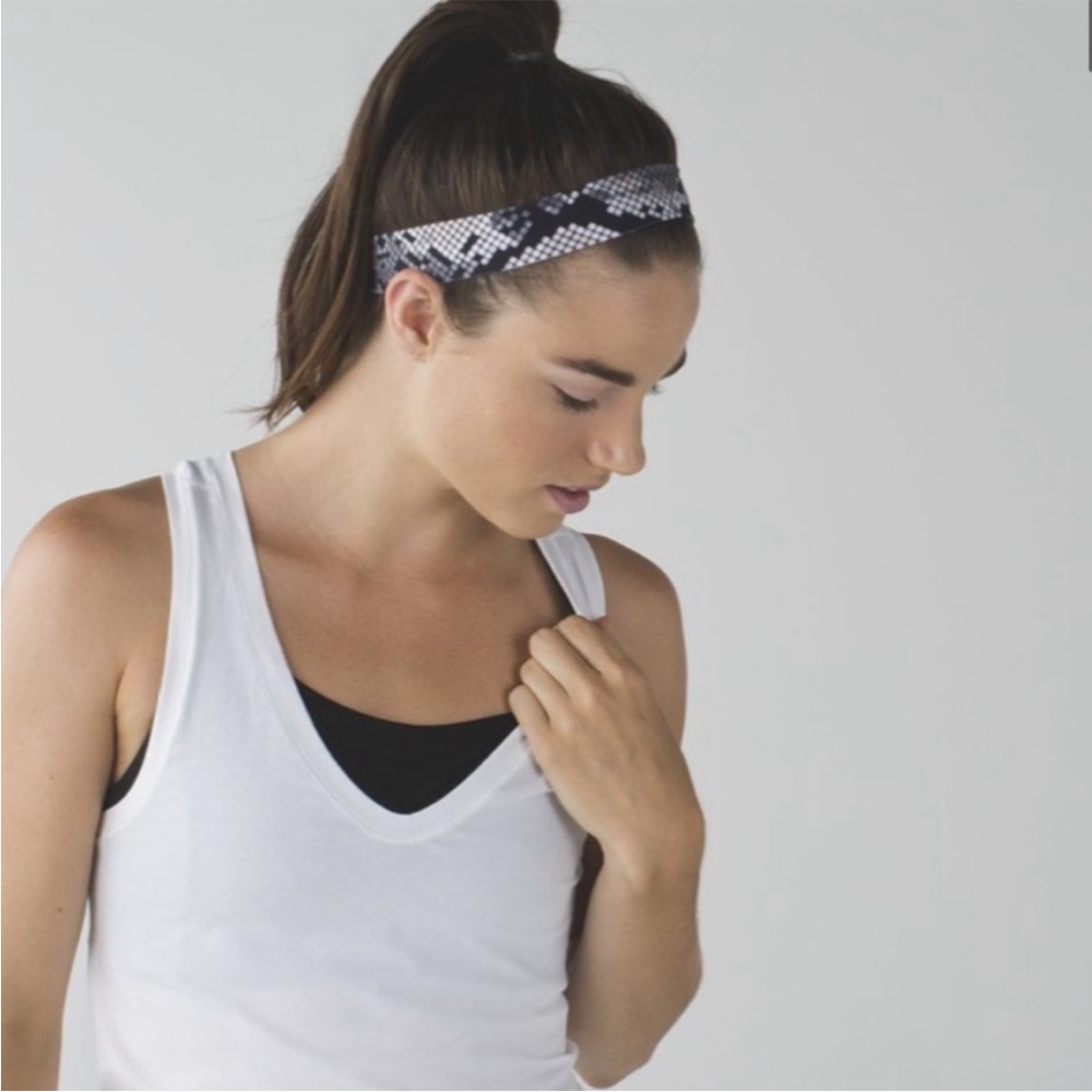 Lululemon Skinny Fly Away tamer headband
